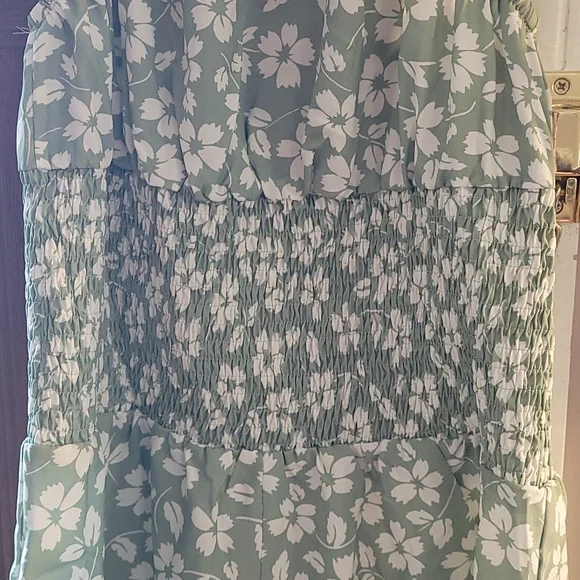 Sage and white romper size m - Picture 2 of 6